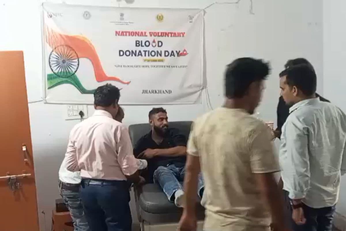 गढ़वा सदर अस्पताल का 'ब्लड बैंक' बदहाल: गर्मी में बिना एसी-पंखे के रक्तदान करने को मजबूर लोग 