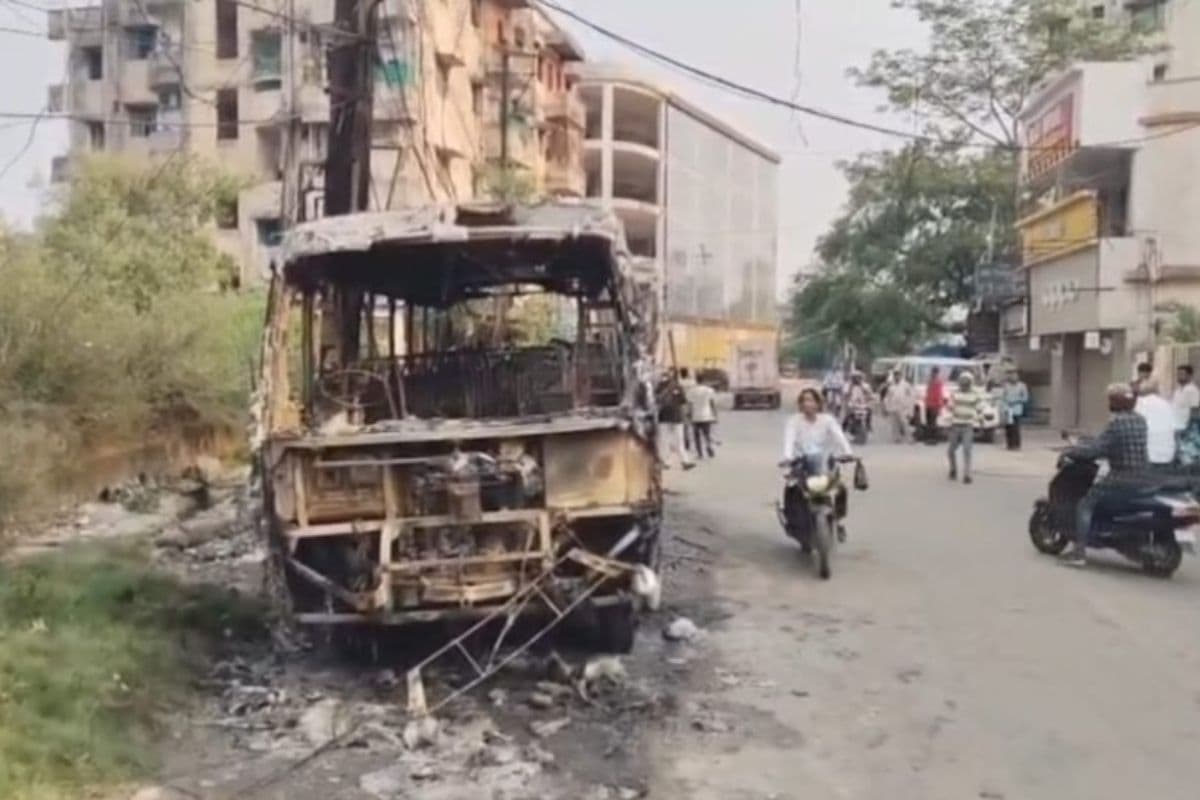 जमशेदपुर: मानगो में सड़क किनारे खड़ी बस में लगी आग, मची अफरा-तफरी