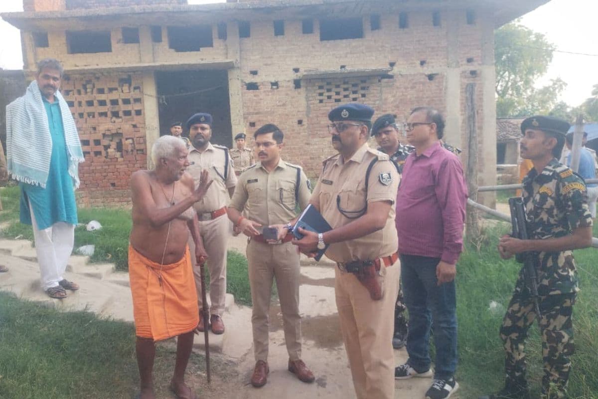 दिल्ली के फ्लैट के लिए कलयुगी बेटा बना पिता का कातिल, पीट-पीटकर की हत्या, मां पर भी जानलेवा हमला