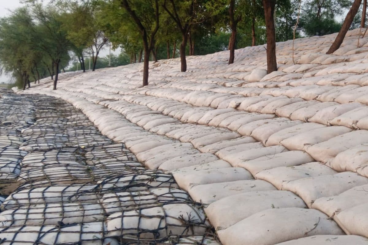 बक्सर-कोइलवर बांध पर मंडराया खतरा: मानसून से पहले ही ढहने लगा करोड़ों का 'फाउंडेशन', ग्रामीणों में फूटा गुस्सा