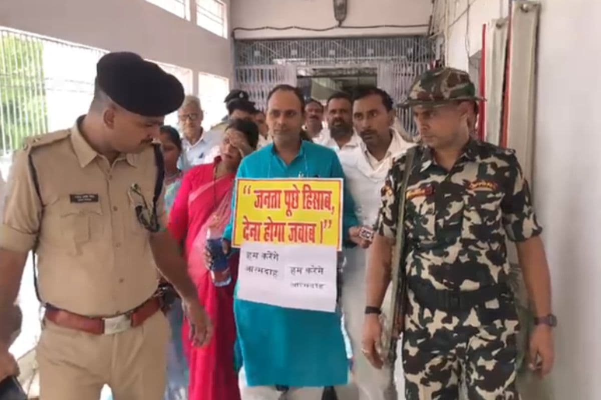 जिला परिषद बैठक में आत्मदाह की कोशिश से हड़कंप, जिप सदस्य राजीव यादव को पुलिस ने हिरासत में लिया