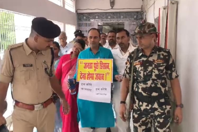 जिला परिषद बैठक में आत्मदाह की कोशिश से हड़कंप, जिप सदस्य राजीव यादव को पुलिस ने हिरासत में लिया