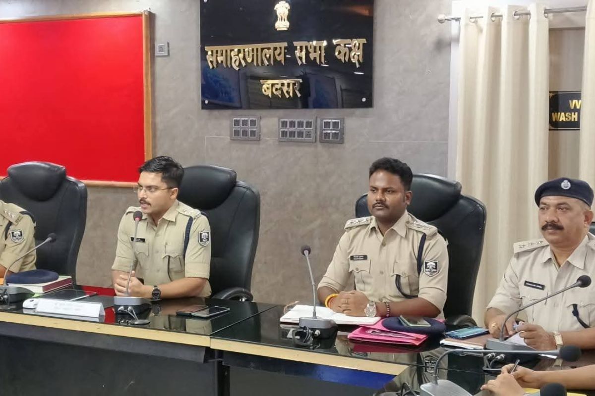 अपराध समीक्षा बैठक में बक्सर SP शुभम आर्य सख्त, लंबित मामलों के जल्द निपटारे के दिए निर्देश