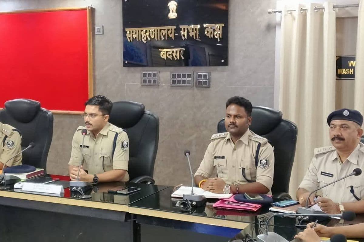 अपराध समीक्षा बैठक में बक्सर SP शुभम आर्य सख्त, लंबित मामलों के जल्द निपटारे के दिए निर्देश