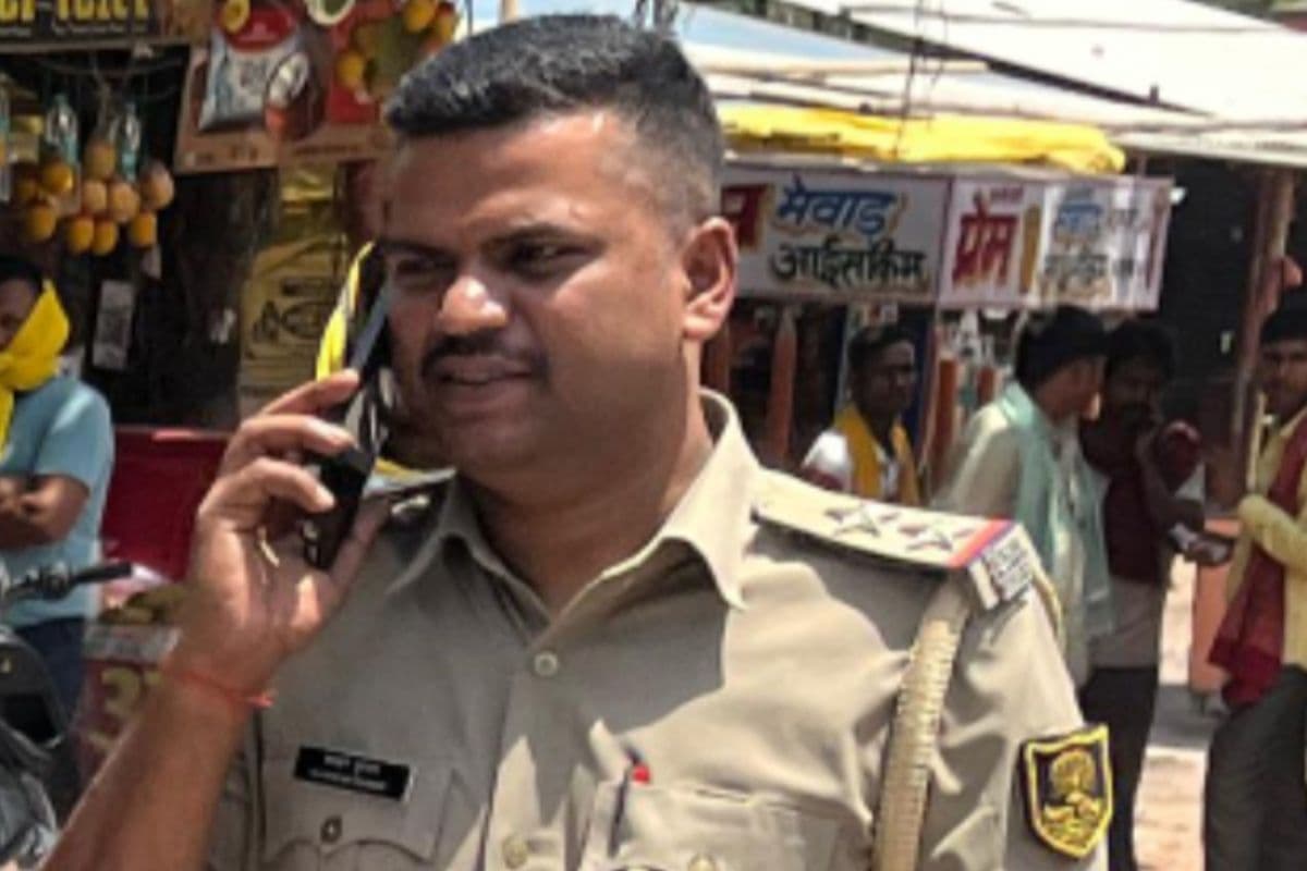 बक्सर में 6 लाख की लूटकांड का 48 घंटे में खुलासा, थानाध्यक्ष चंदन कुमार को SP ने किया सम्मानित