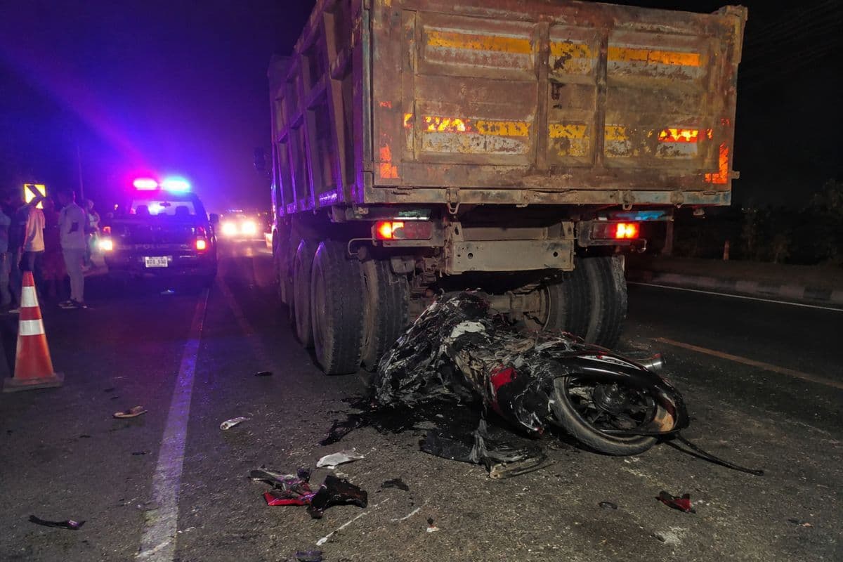 बक्सर में तेज रफ्तार बाइक डंपर से टकराई, 20 वर्षीय युवक की मौत, दो की हालत गंभीर