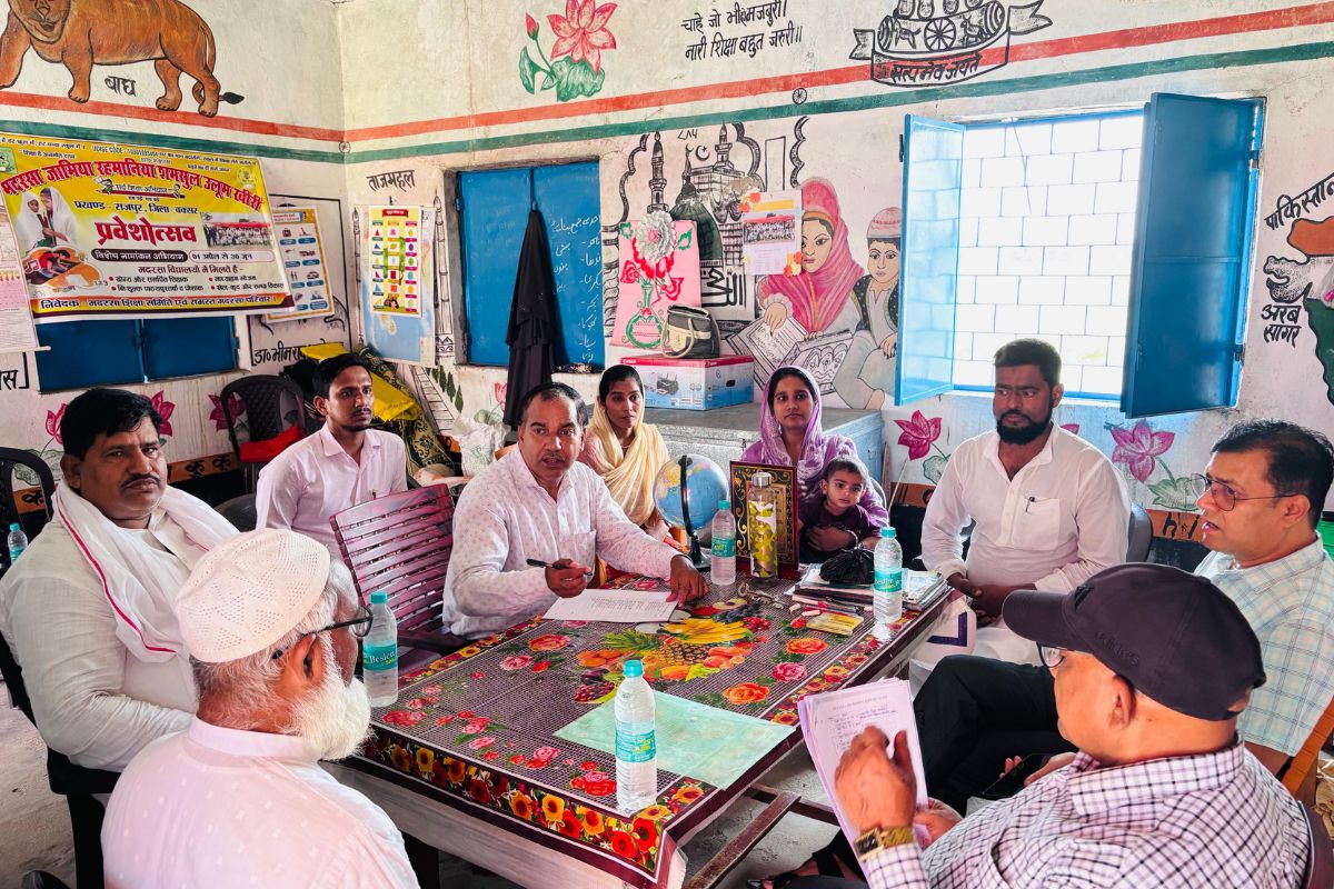 राजपुर प्रखंड के संस्कृत विद्यालय और मदरसे का निरीक्षण करती शिक्षा विभाग की जांच टीम, भवन और बुनियादी सुविधाओं का जायजा लेते अधिकारी