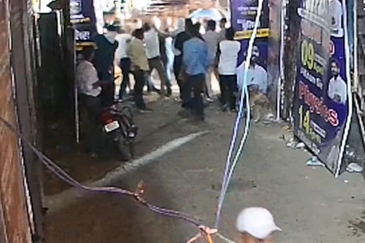 खान सर की कोचिंग पर हमले का वीडियो देखिए, गार्ड से मारपीट, तोड़फोड़ और पोस्टर फाड़ते दिखे हमलावर