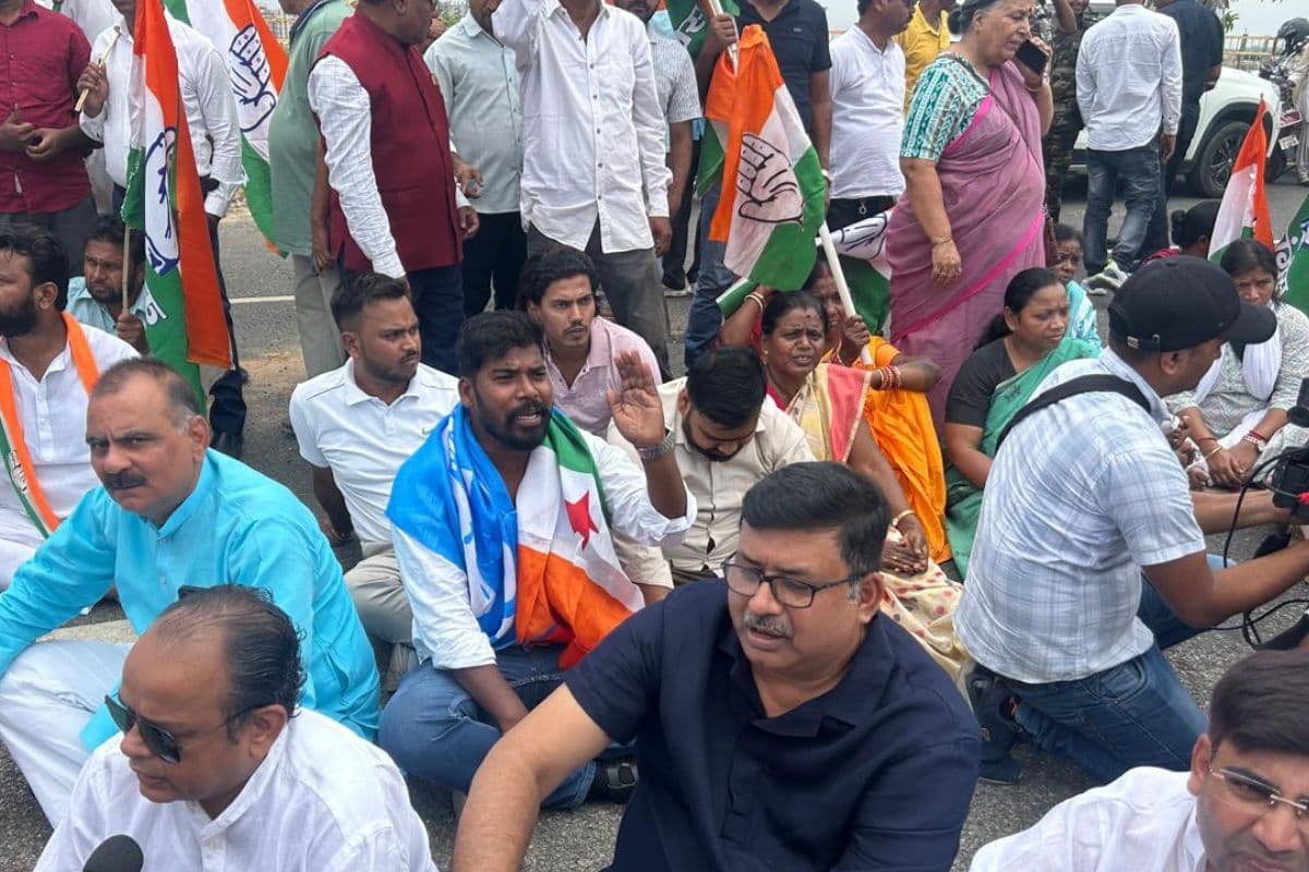 परिमल नथवानी का नामांकन रद्द करने की मांग को लेकर झारखंड विधानसभा के बाहर कांग्रेस का धरना  