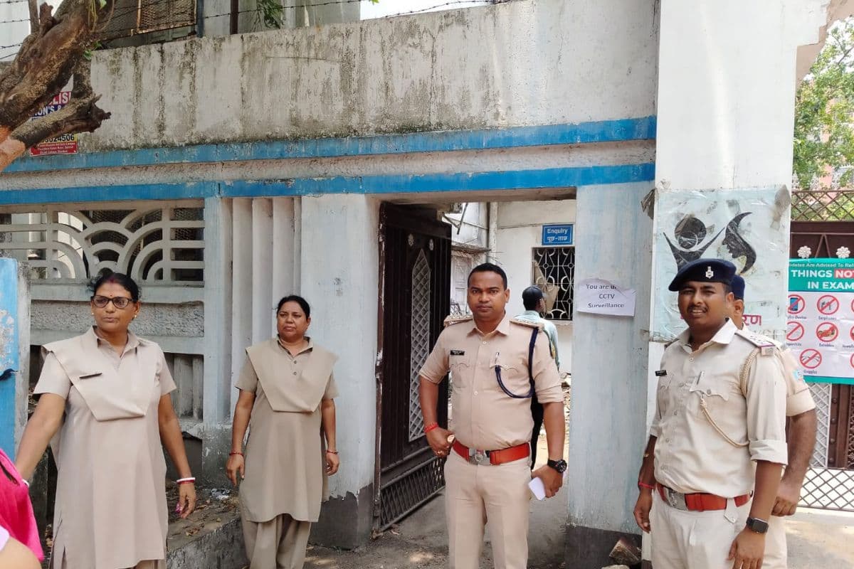 नीट परीक्षा को लेकर धनबाद में सुरक्षा के कड़े इंतजाम, परीक्षा केंद्रों पर अधिकारियों ने लिया जायजा