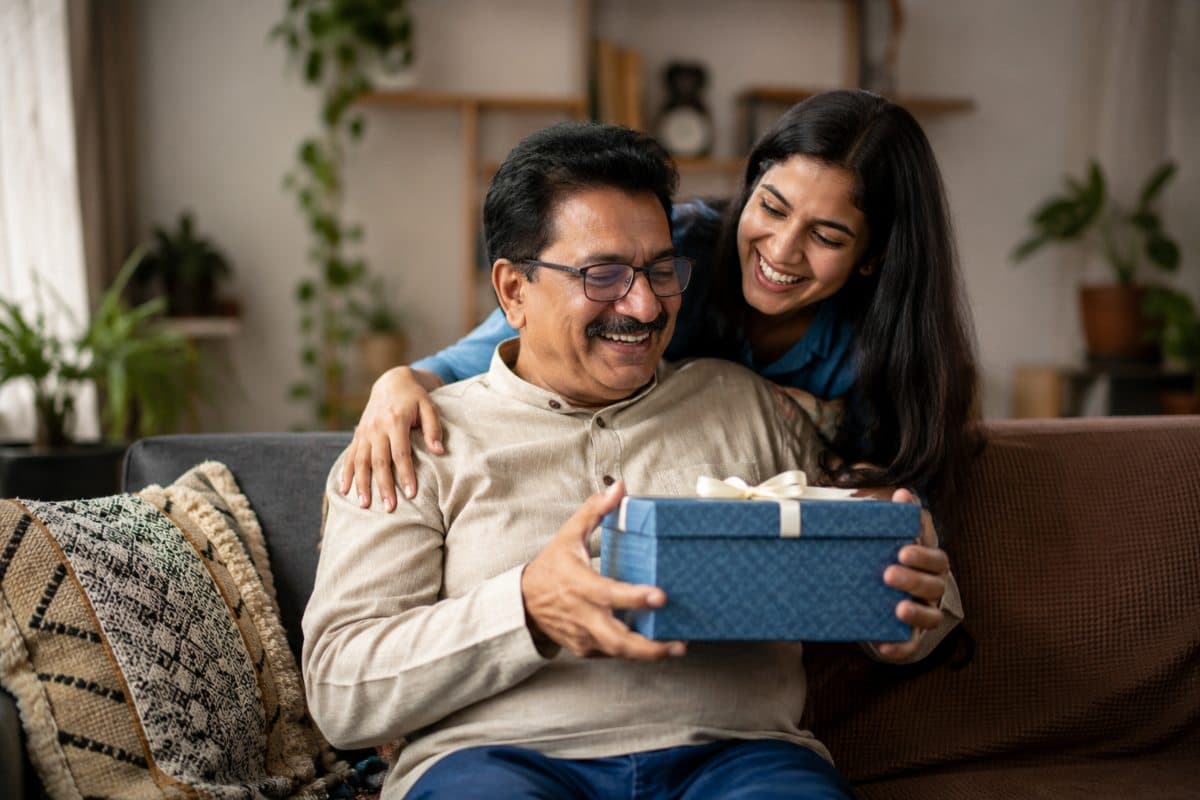 इस फादर्स डे अपने पापा को फील कराना चाहते हैं स्पेशल? गिफ्ट कर दें ये 5 चीजें, चेहरे पर आ जाएगी बड़ी सी मुस्कान
