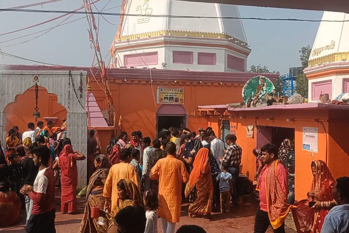 बांका के शिवालयों में उमड़ी भीड़, सोमवारी पर जलाभिषेक के लिए सुबह से लगी भक्तों की कतार