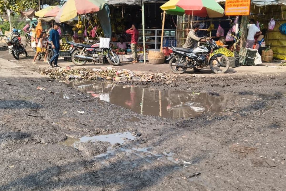रजौन में जानलेवा गड्ढे ने बढ़ायी मुसीबत, हर दिन हादसे और जाम से जूझ रहे लोग