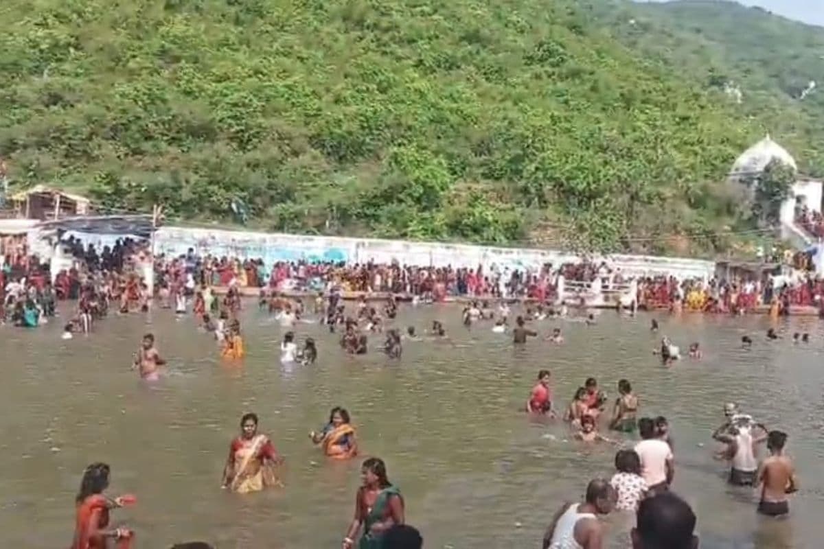 मलमास मेला : ऋषिकुंड के गर्म जलकुंड में स्नान करने के लिए पहुंच रहे हजारों श्रद्धालु