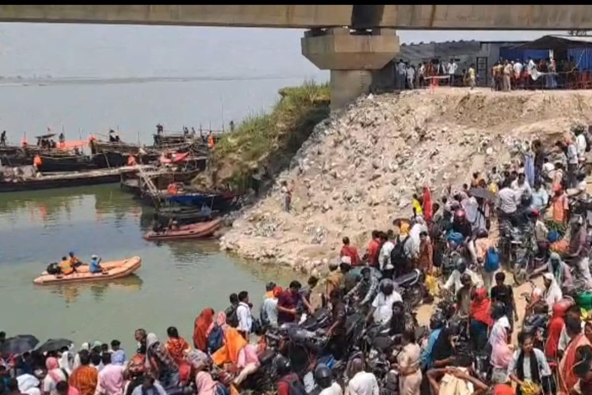 सीएम के बयान के बाद यात्रियों ने किराया देने से किया इनकार, बरारी घाट पर नाविकों ने भी कर दी हड़ताल