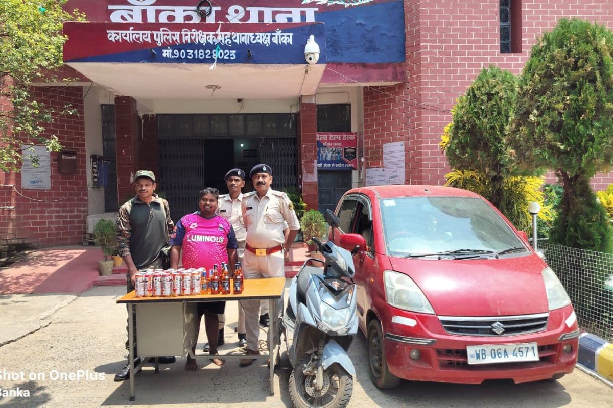 बांका में मोबाइल दुकान की आड़ में चल रहा था शराब का धंधा, 15 लीटर विदेशी शराब के साथ धंधेबाज गिरफ्तार