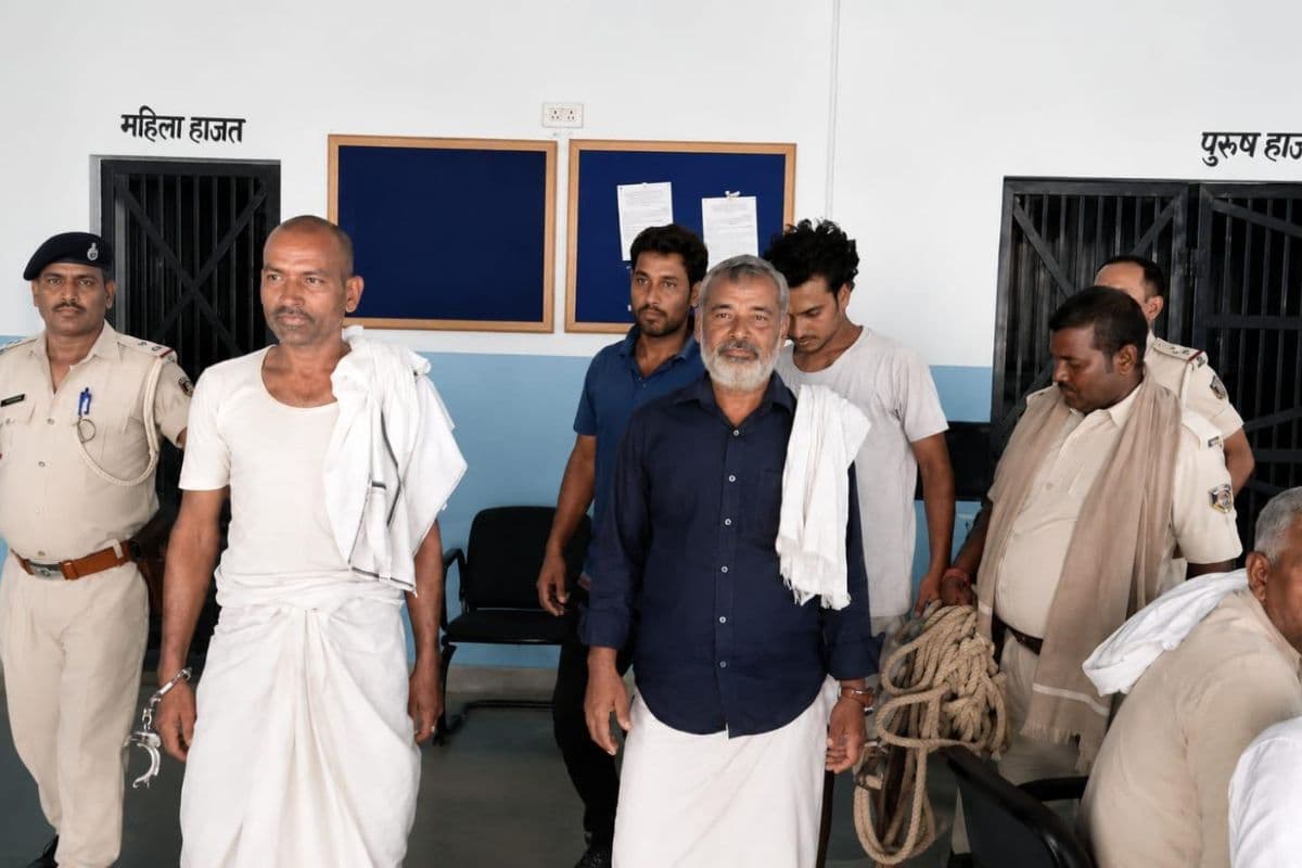 चार गैर जमानती वारंटी गिरफ्तार, पुलिस ने कोर्ट में किया पेश
