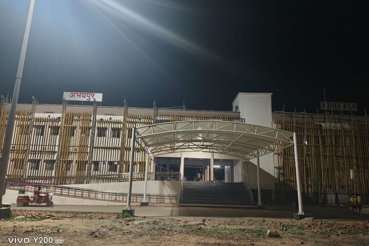 अभयपुर स्टेशन का नया भवन तीन साल बाद भी अधूरा, यात्री सुविधाओं को तरस रहे लोग