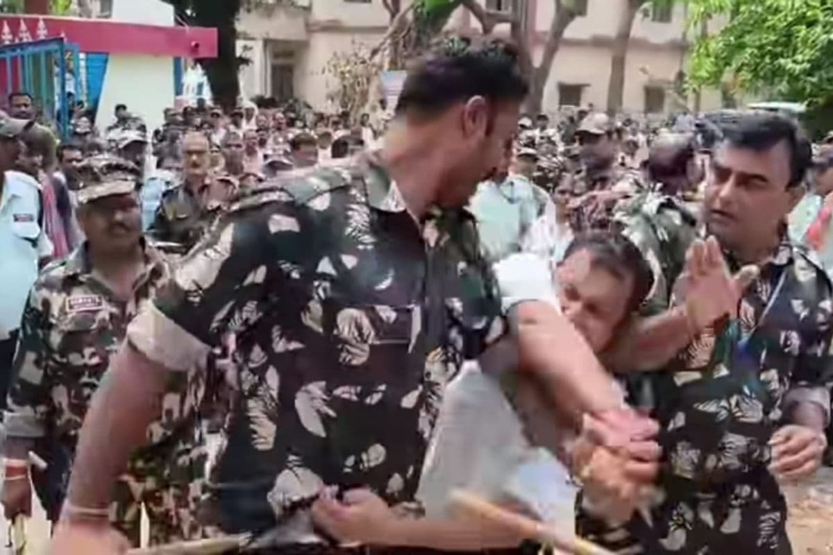जेएलएनएमसीएच बना रणक्षेत्र, सुरक्षा कर्मियों की हड़ताल के बीच लाठी डंडों से भिड़े दो गुट