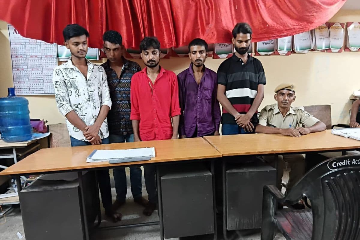 जमालपुर में पुलिस ने दो शराबी समेत पांच संदिग्ध युवकों को किया गिरफ्तार