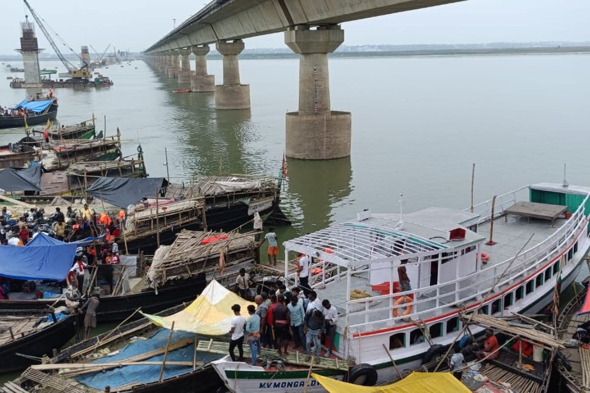 तेज धूप में गंगा पार करने को मजबूर यात्री, घाटों पर सुविधाओं की कमी से बढ़ी परेशानी