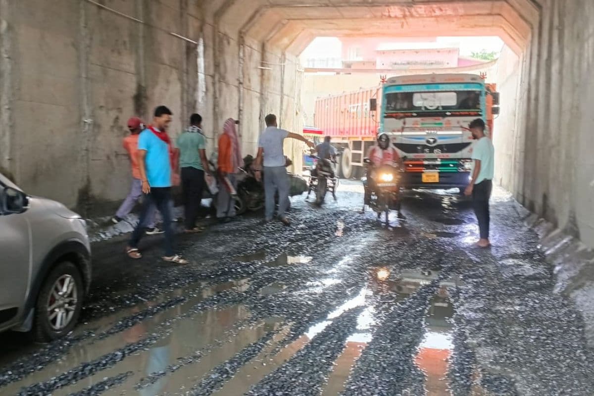 पंजवारा रेलवे हॉल्ट अंडरपास में कोयला लदी बाइक दुर्घटनाग्रस्त, करीब एक लगा किलोमीटर लंबा जाम