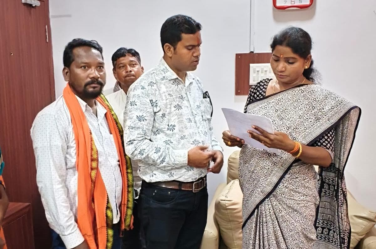 राष्ट्रीय अनुसूचित जनजाति आयोग की सदस्या को सौंपा ज्ञापन