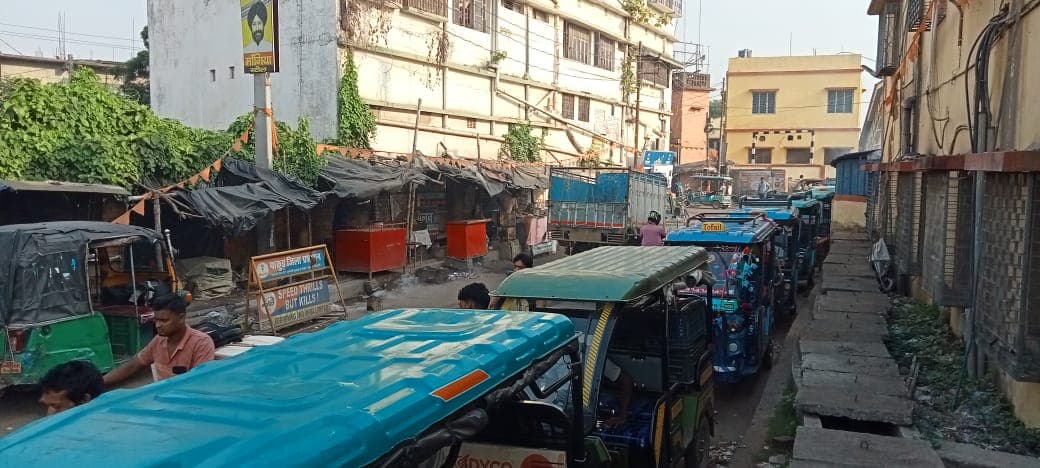 स्थायी स्टैंड के बावजूद सड़कों पर खड़े हो रहे टोटो, जाम से लोग परेशान