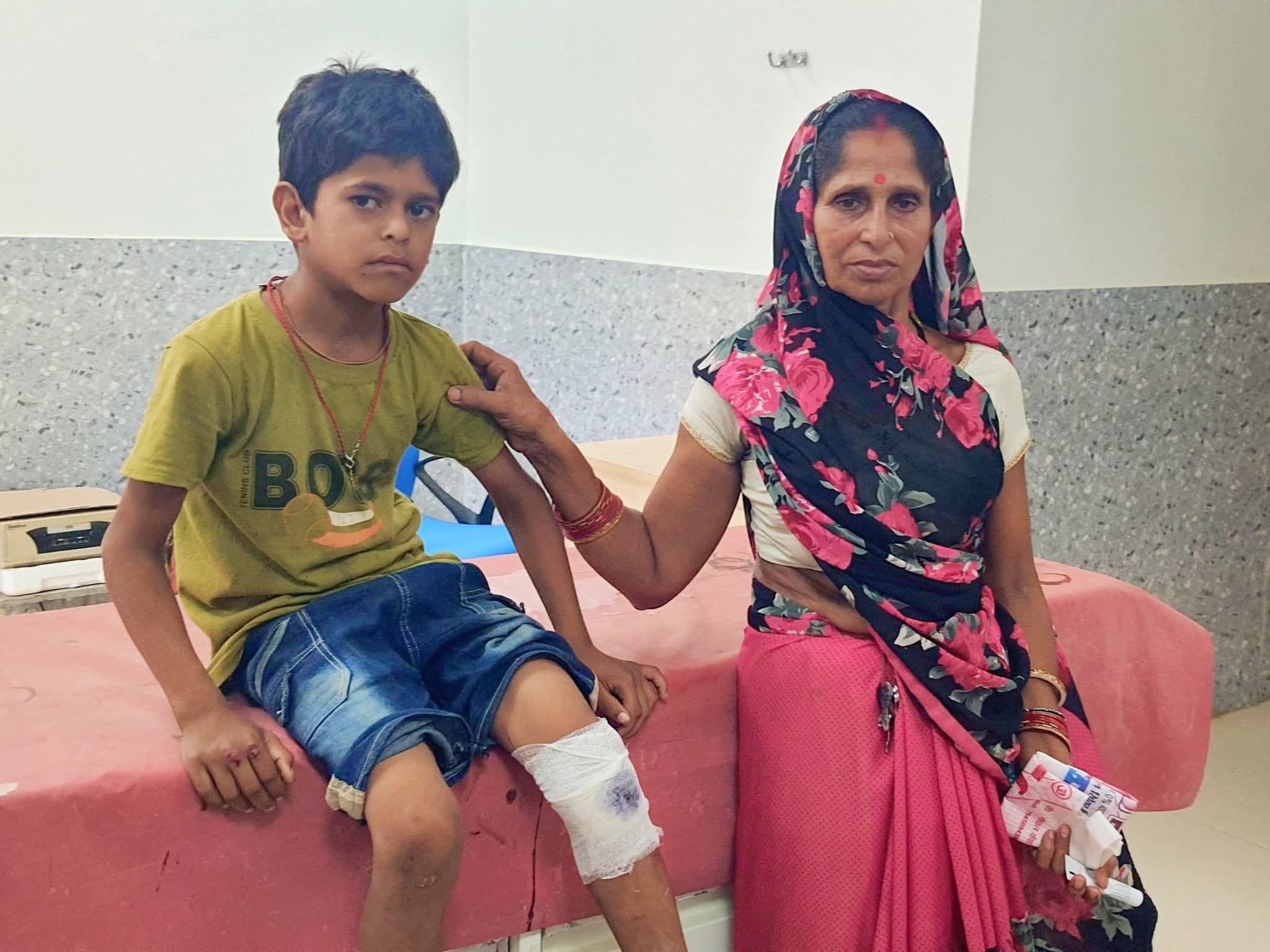 अनियंत्रित बाइक के धक्के से किशोर हुआ घायल