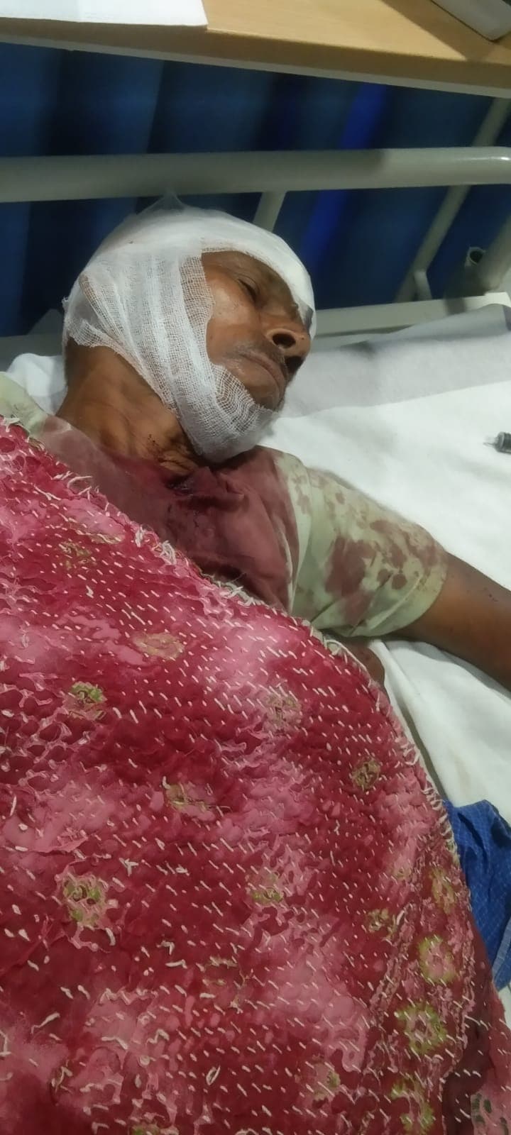 वृद्ध को कुल्हाड़ी व लाठी-डंडे से हमला कर किया घायल