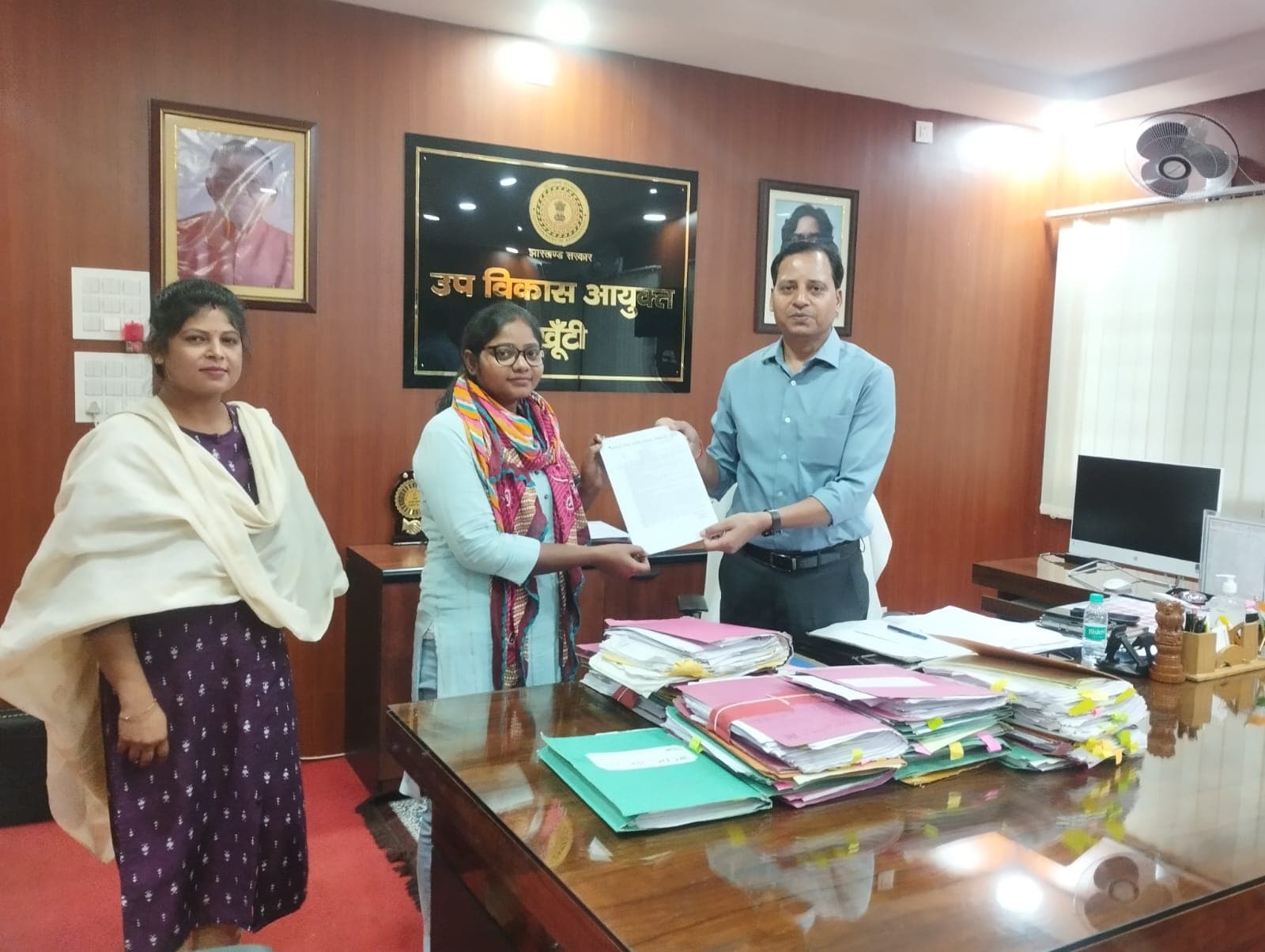 प्रखंड समन्वयक को डीडीसी ने सौंपा नियुक्ति पत्र