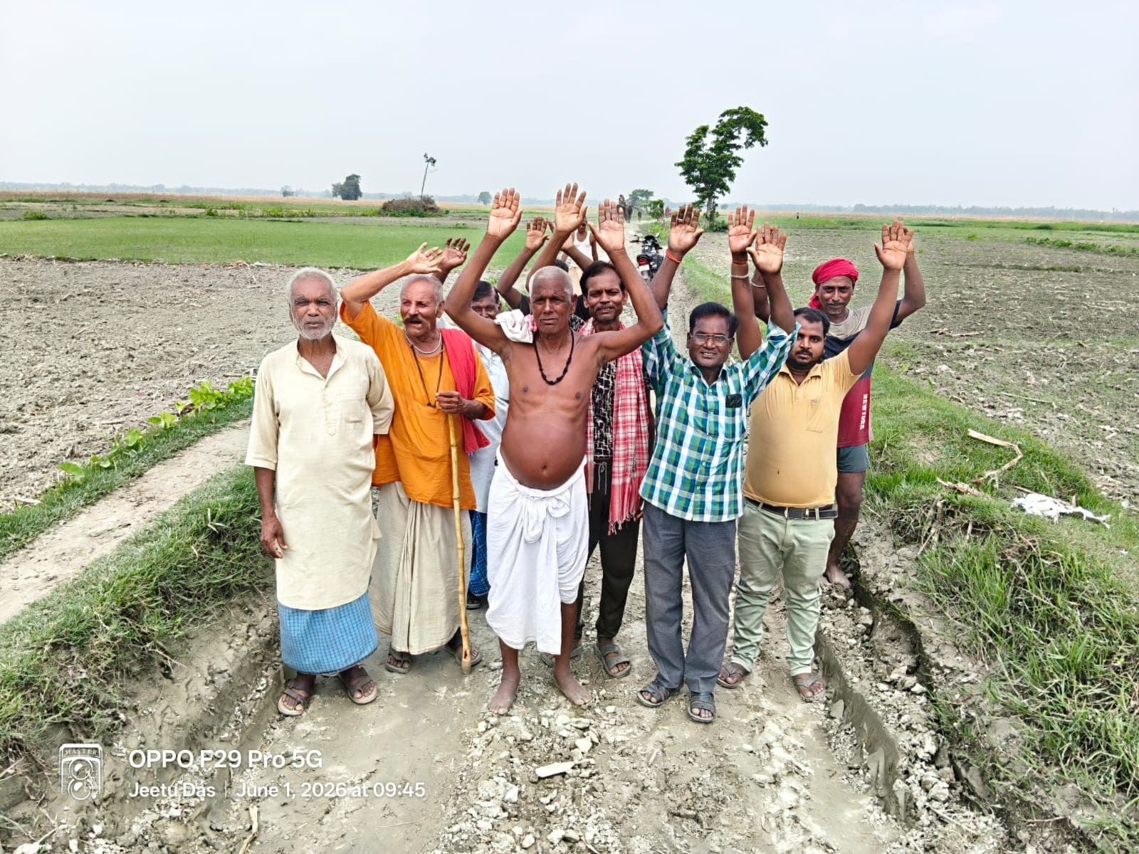 सड़क की बदहाली पर ग्रामीणों का फूटा गुस्सा, निर्माण नहीं होने पर दी आंदोलन की चेतावनी