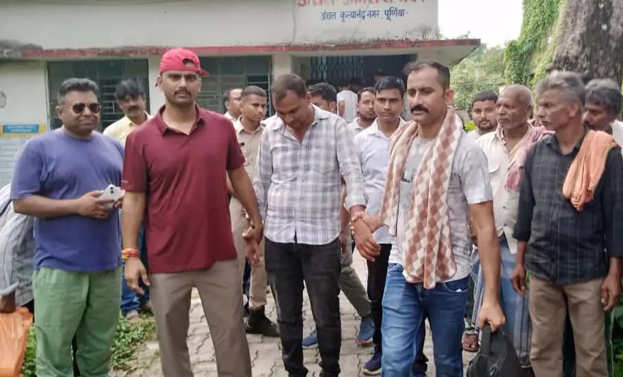 केनगर प्रखंड कार्यालय में 10 हजार रुपये घूस लेते हल्का कर्मचारी गिरफ्तार