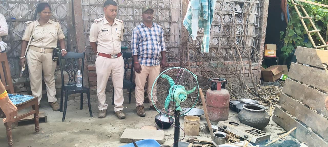 फरार अभियुक्त के घर कुर्की-जब्ती