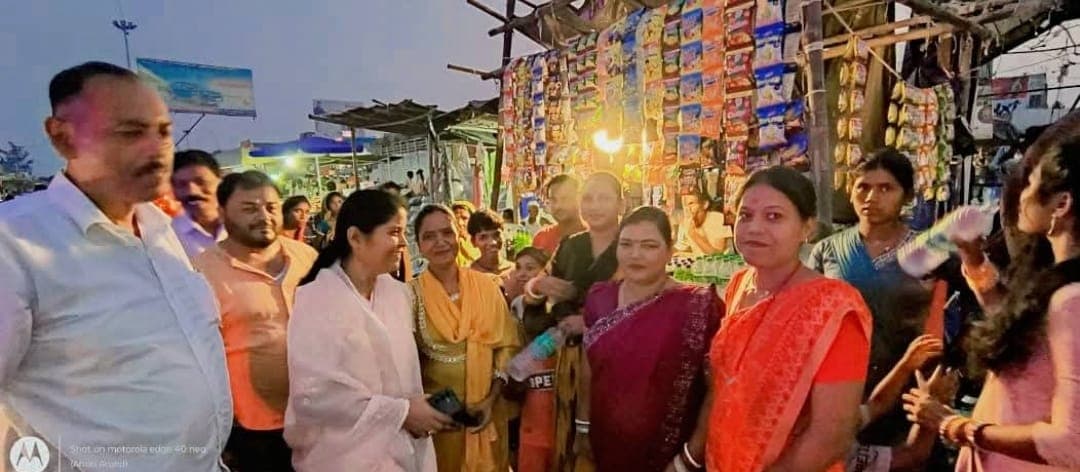 गेड़ाबाड़ी बाजार में जनप्रतिनिधियों ने सुनी फुटकर दुकानदारों की समस्याएं