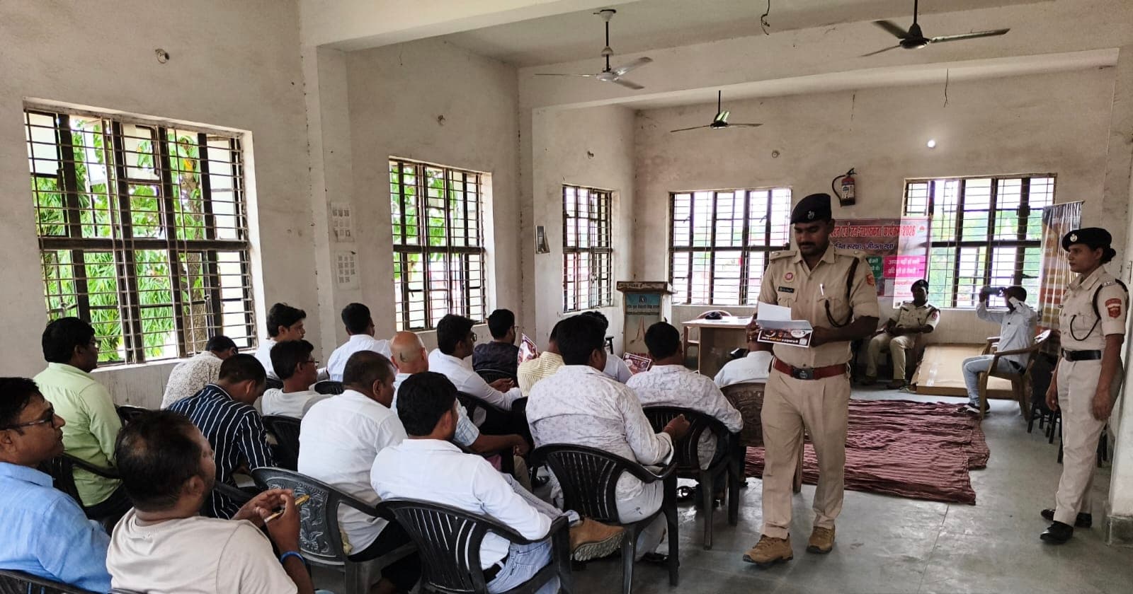 अग्नि सुरक्षा को लेकर शिक्षकों व अधिकारियों को किया गया जागरूक, पंपलेट वितरित