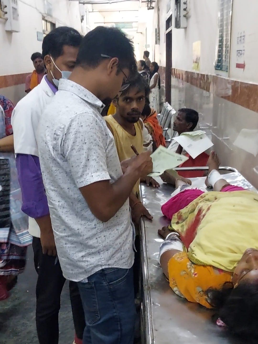 गंगा स्नान के लिए निकला परिवार सड़क हादसे में महिला गंभीर