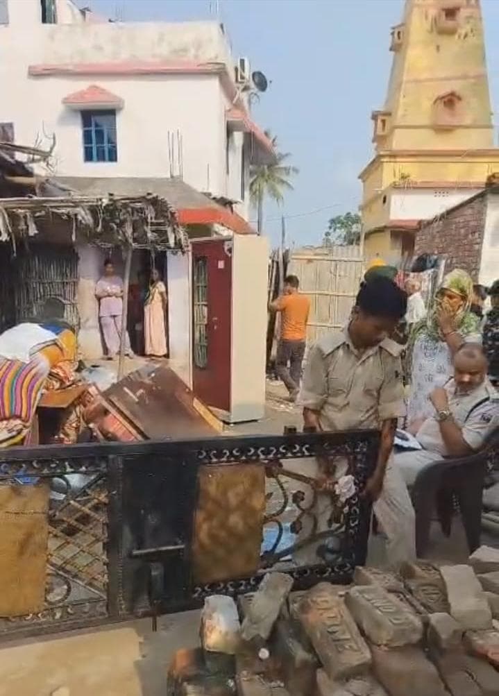 फरार अभियुक्त के घर कुर्की-जब्ती, न्यायालय के आदेश पर पुलिस ने की कार्रवाई