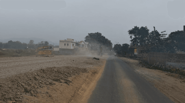 मुरी-गोला की निर्माणाधीन सड़क पर धूल से बढ़ी परेशानी