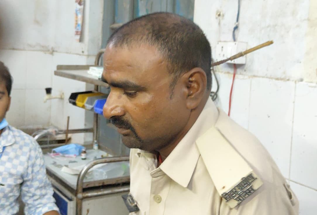 चंपानगर में अतिक्रमण हटाने गयी पुलिस टीम पर हमला, चौकीदार के गर्दन में तीर लगा, आधा दर्जन पुलिसकर्मी चोटिल
