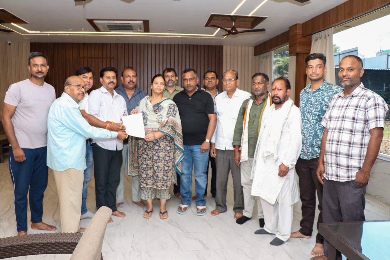 00 दुकानों के बढ़े वार्षिक शुल्क को वापस हो और बुनियादी सुविधाएं बढ़े