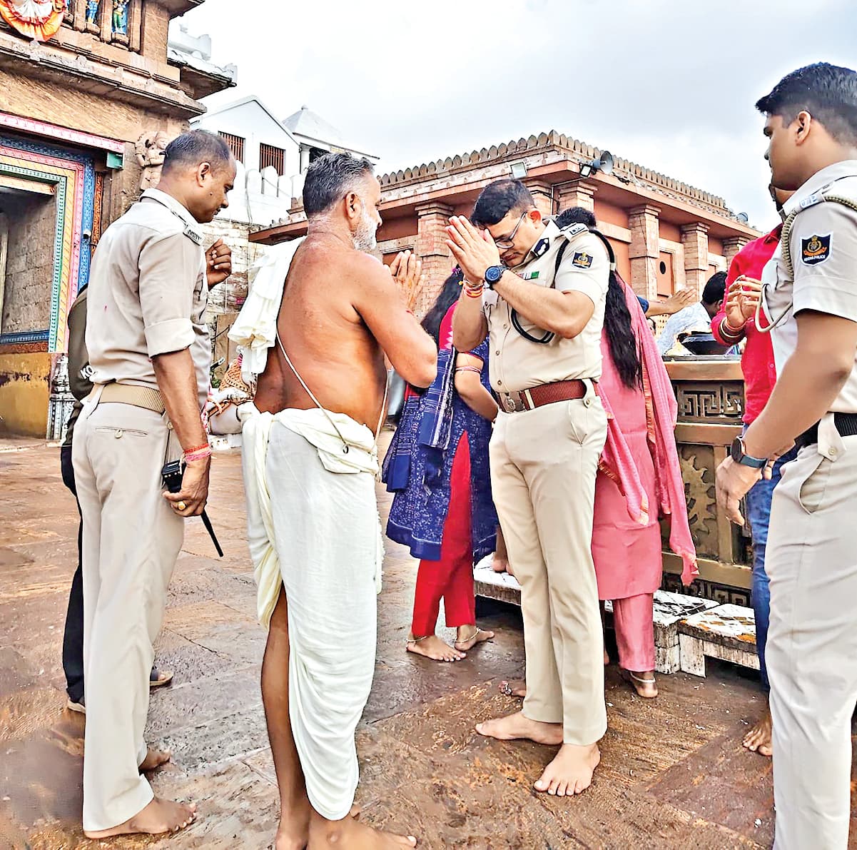 Bhubaneswar News: स्नान पूर्णिमा के लिए पुरी श्रीजगन्नाथ मंदिर में सुरक्षा एवं भीड़ प्रबंधन व्यवस्थाओं की आइजी ने समीक्षा की
