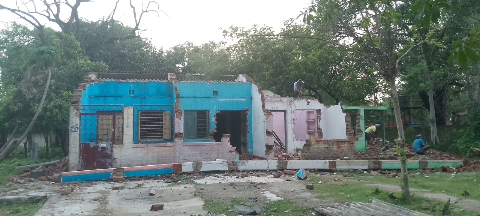 Chakradharpur News : चक्रधरपुर में 12 अयोग्य रेलवे क्वार्टर ध्वस्त, झुग्गी-झोपड़ी खाली करने का निर्देश