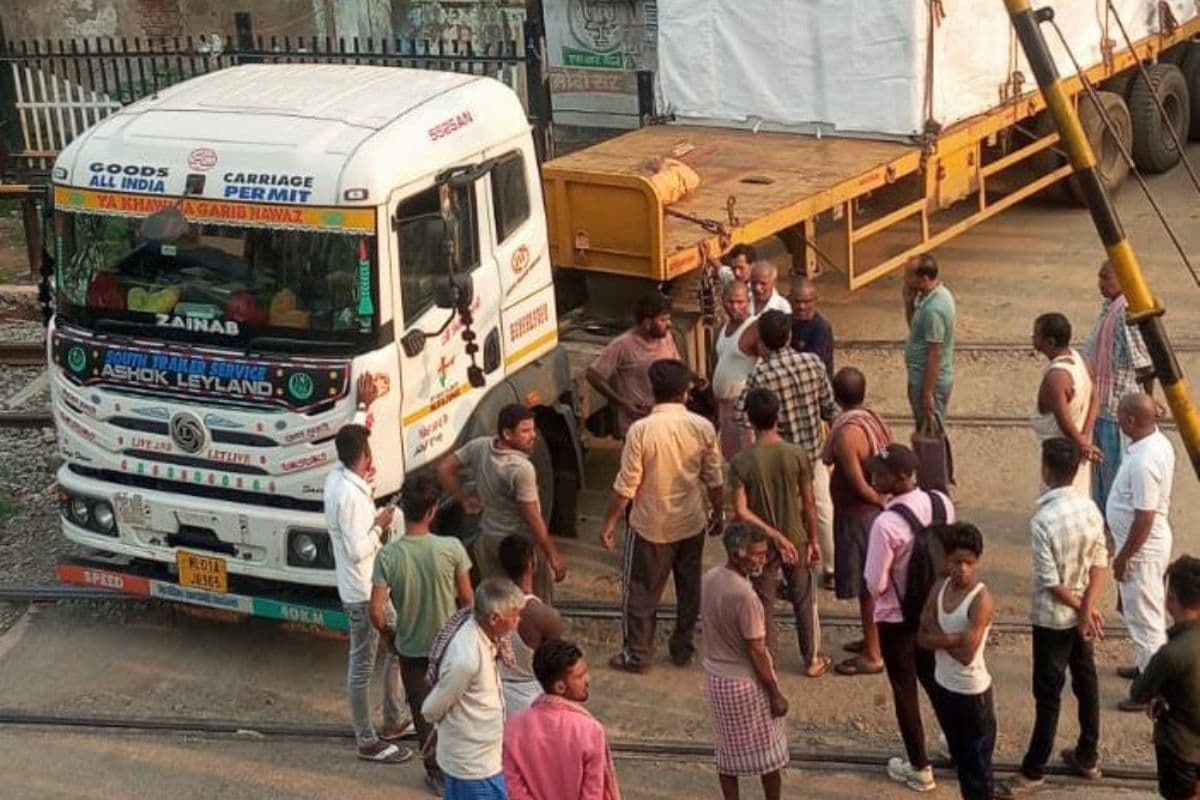 रेलवे ट्रैक पर अचानक बंद हो गया ट्रक का इंजन, 40 मिनट तक थमा रेल परिचालन