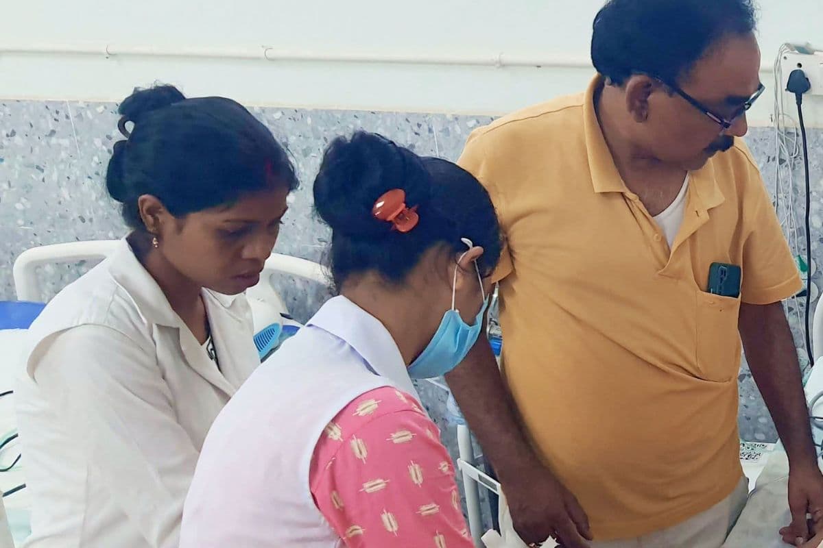 मोबाइल पर पति से हुआ विवाद, गुस्से में पत्नी ने खाया कीटनाशक, हालत बिगड़ने पर अस्पताल में भर्ती