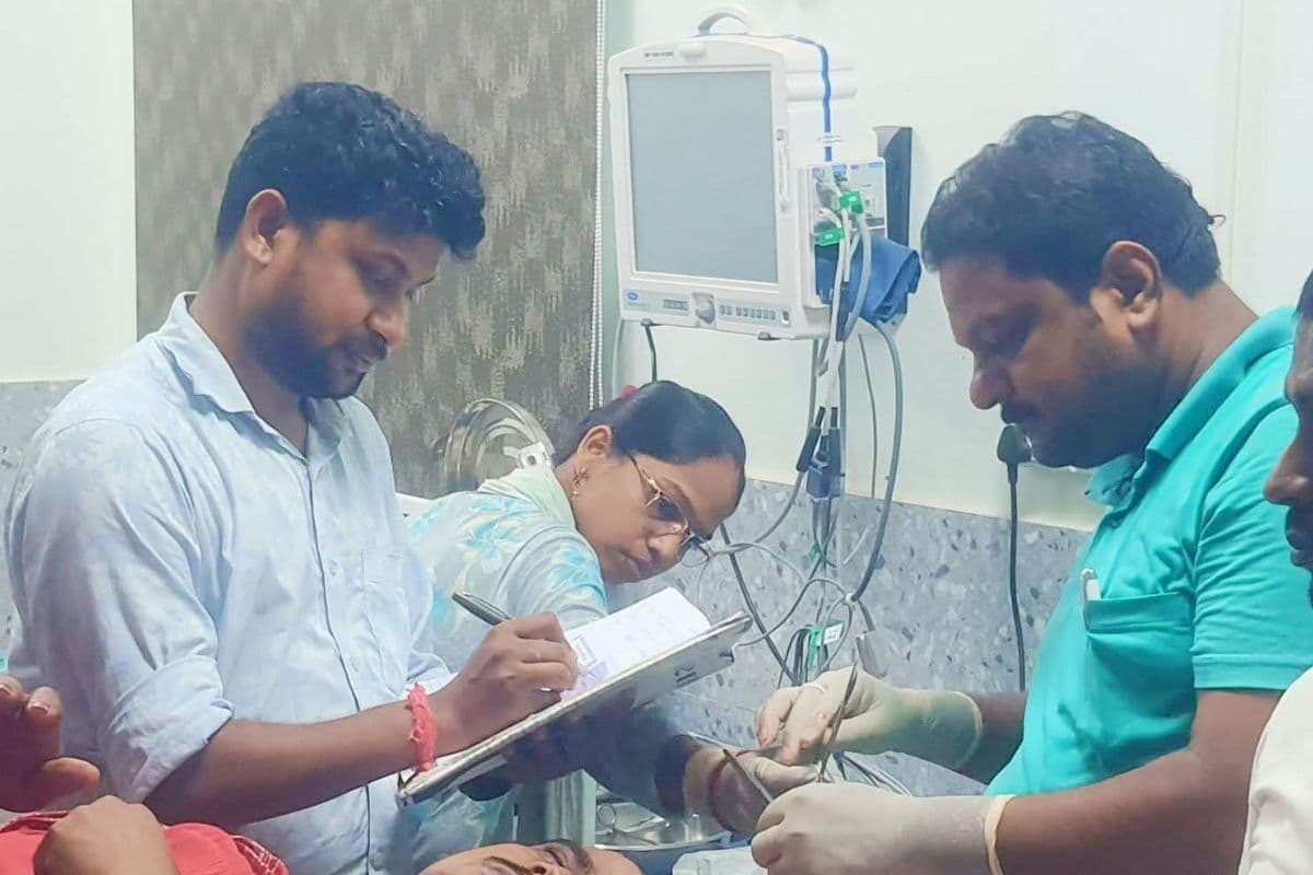 अबरखा के पास अनियंत्रित होकर पलटी बाइक, युवक गंभीर
