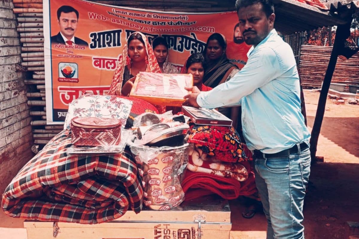 गरीब बेटियों के विवाह में सहारा बना ''आशा पायल'', चार कन्याओं को दी विदाई सामग्री