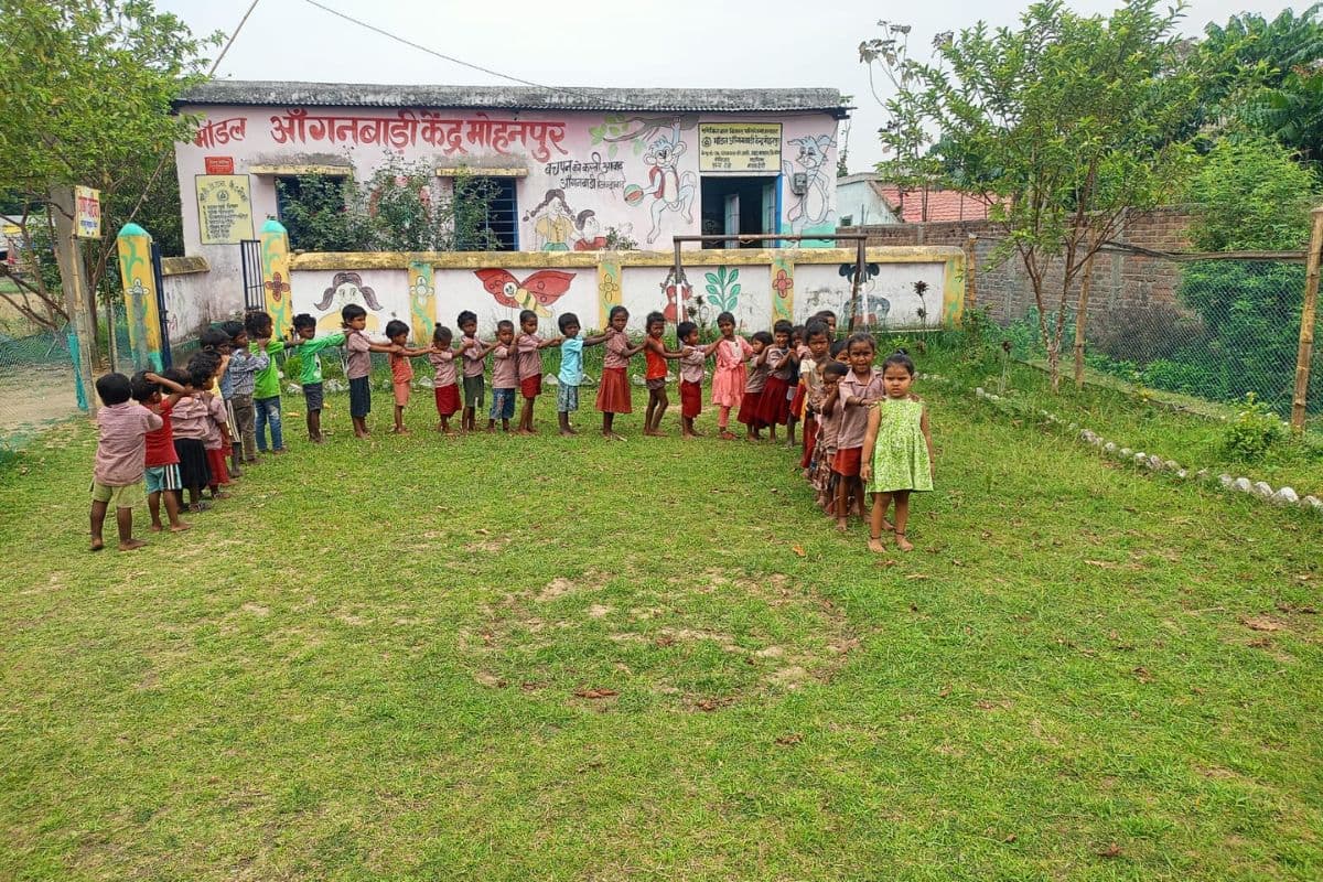 मॉडल आंगनबाड़ी केंद्र की जर्जर छत बनी मुसीबत, हल्की बारिश में ही टपकने लगता है पानी