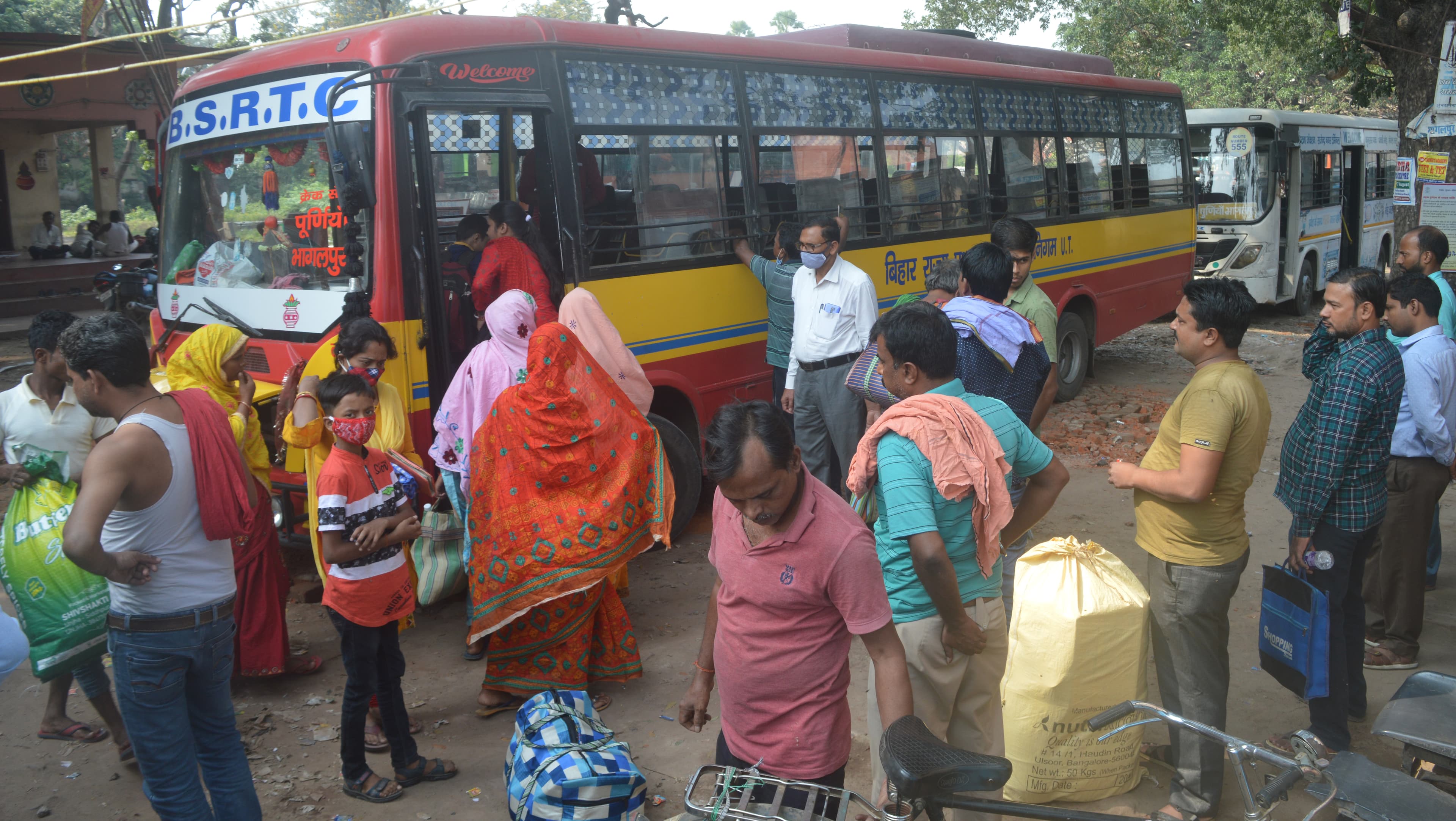 किराया बढ़ने को लेकर  यात्रियों में रोष, फोन कर व्यक्त कर नाराजगी व्यक्त की