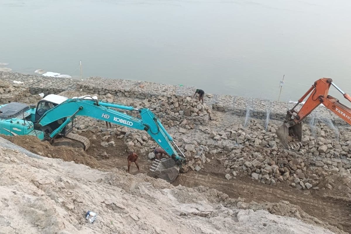 गंगा का जलस्तर बढ़ते ही तटवर्ती गांवों में बढ़ी चिंता, करोड़ों की कटावरोधी योजना अब भी अधूरी